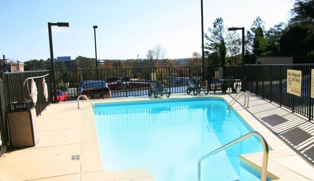 Enjoy a Hassle-Free and Suiting Stay! 3 Convenient Units, Onsite Pool, Parking!