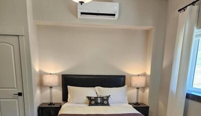 Enjoy a Hassle-Free Stay! Heated Pool, Free Parking, Close to Gardiner Downtown
