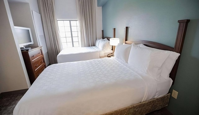 Enjoy a Hassle-Free Stay! 4 Relaxing Suites Near Jack Priscilla Andonie Museum!
