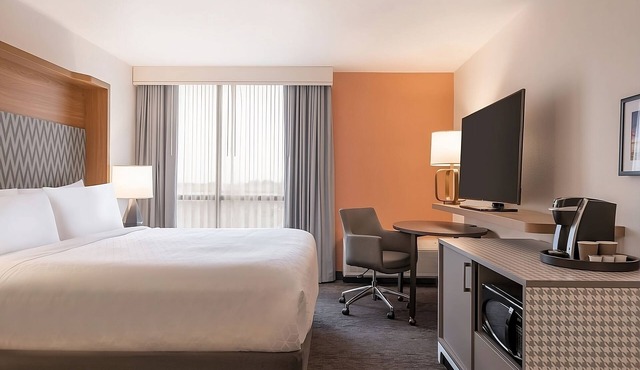 Enjoy a Hassle-Free and Suiting Stay! Comfortable Unit! Indoor Swimming Pool