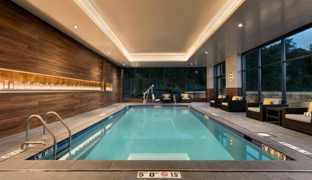 Enjoy a Hassle-Free and Suiting Stay! Indoor Pool, Free Breakfast, Parking!