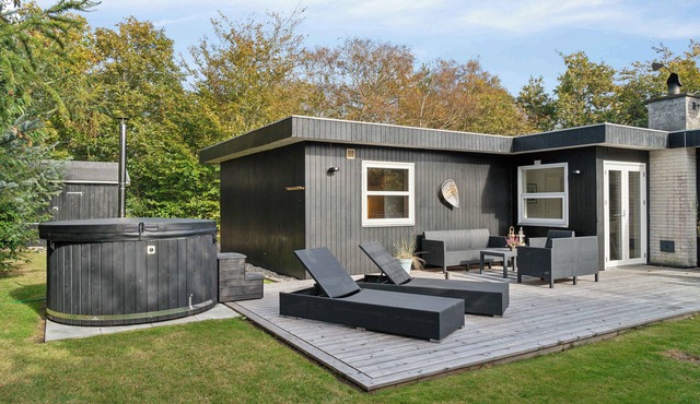 Enjoy a holiday just 200 m from Ringkøbing Fjord