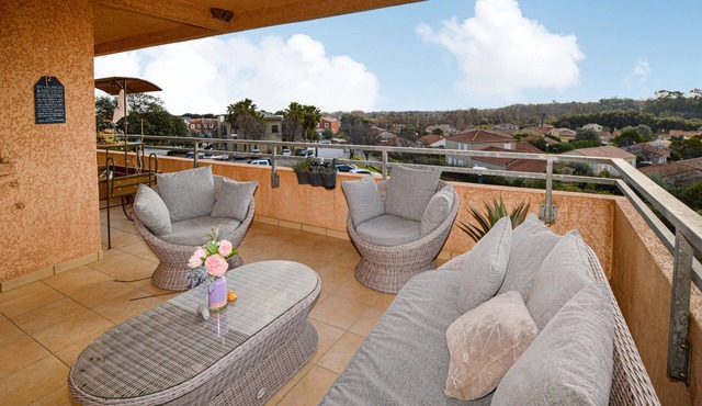 Enjoy a magnificent view of the countryside on vacation in this beautiful vacation apartment!