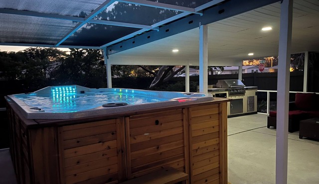 Enjoy a new remodeled house minutes away from Anna Maria Island