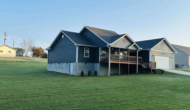 Enjoy a peaceful place with your whole family 20 minutes from Knoxville