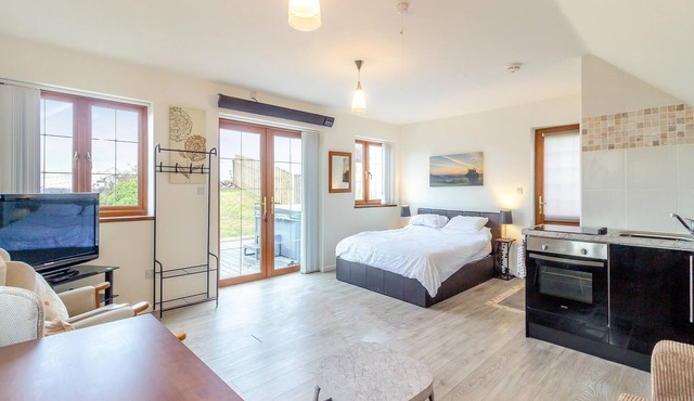 Enjoy a quiet retreat at this one bedroom hilltop studio with views over the countryside.