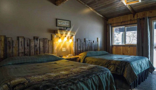 Enjoy a quiet stay on the lake in Room 19 - The Wood Duck Room - Curriers Lakeview