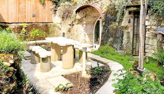 Enjoy a relaxing vacation in this inviting troglodyte house in a beautiful landscape.