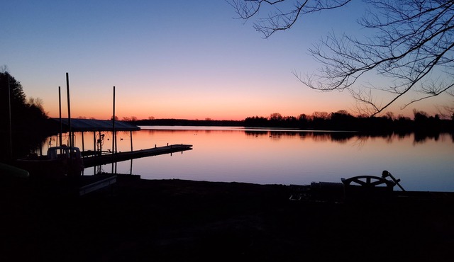 Enjoy a relaxing vacation on a lake (1 Bedroom (sleeps 4))