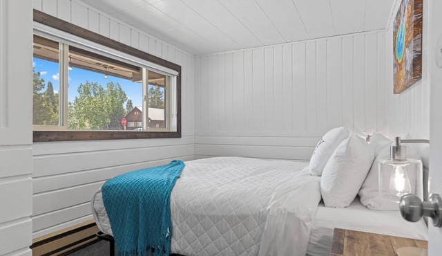 Enjoy a spacious 2-bedroom kitchen suite just 1 minute from Yellowstone! Lazy Duck 19