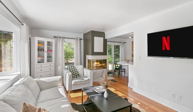 Enjoy a stay at this cozy lower flat in Oak Park Michigan