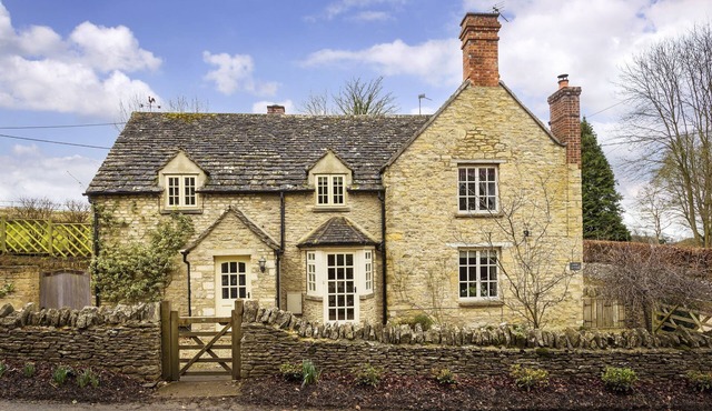 Enjoy a taste of rural life in this beautifully presented Cotswold period home.