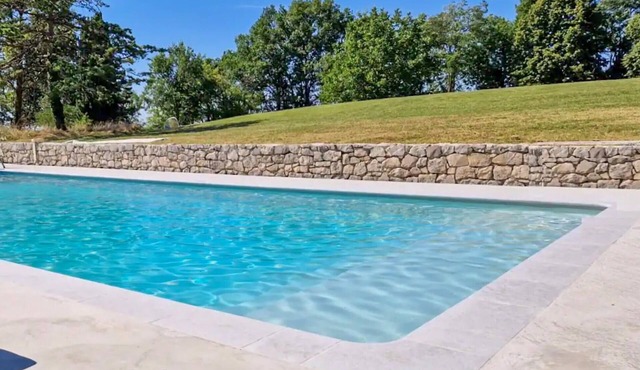 Enjoy a wonderful time in this child-friendly country house with pool and panoramic views.