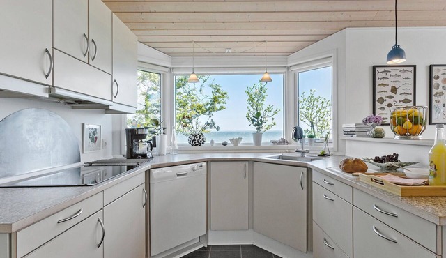 Enjoy a wonderful vacation in this cozy vacation home right by the sea.