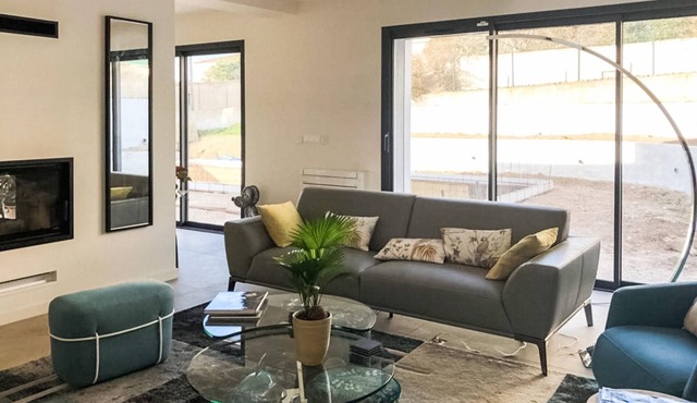 Enjoy a wonderful vacation in this beautiful vacation home with pool.