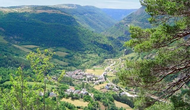 Enjoy a wonderful view of the mountains on vacation in this beautiful vacation apartment.