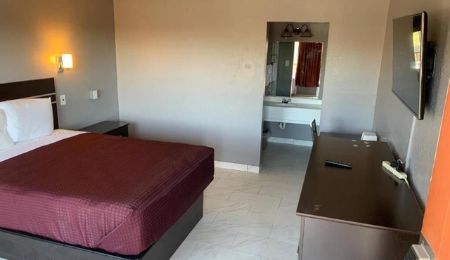 Enjoy Affordable Comfort in a Private Room Near Beeville Dining, Free Parking