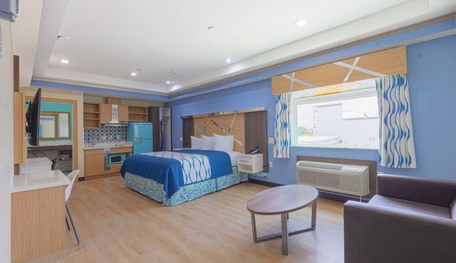Enjoy Affordable Comfort Near Attractions at Spacious Room in Southwest Houston