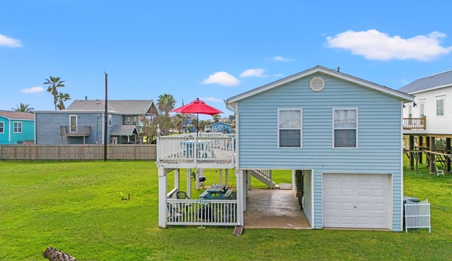 Enjoy all the history and charm of Galveston Island - a block from the beach!