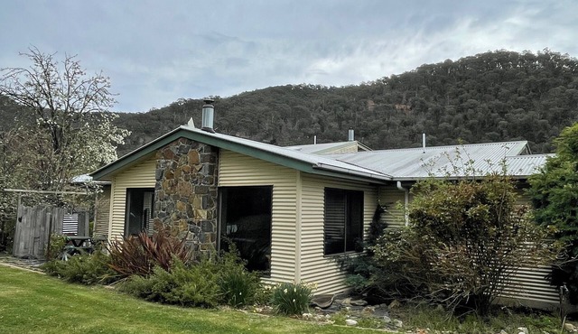 Enjoy Alpine Lifestyle at Mesley Manor, in heart of Omeo, close to Bike Trails