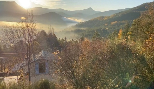 Enjoy an authentic Provencal cabanon set in a hectare with a magnificent view!