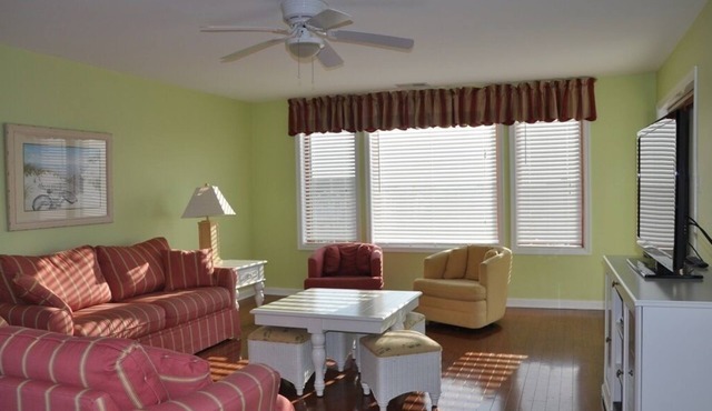 Enjoy beautiful bay sunsets in this Marina Bay rental
