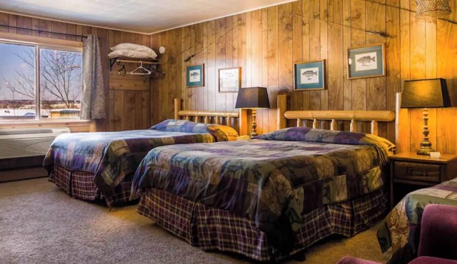 Enjoy beautiful lake view sunsets from the balcony in Room 16 - Angler's Retreat - Curriers Lakeview