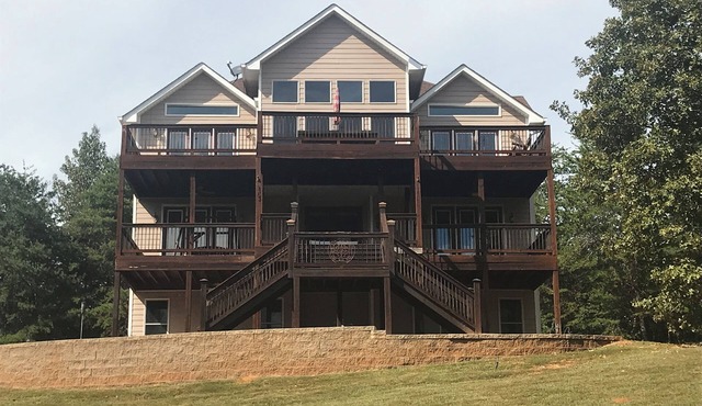 Enjoy! Beautiful, Seasonal Views of Lake Hartwell with Private Community Dock