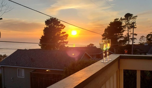 Enjoy Big Views on Lodge Hill in Cambria! Great location and Pet-Friendly!