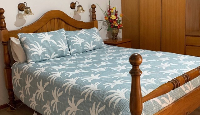 Enjoy breathtaking sea views as well as the convenient location of Kingscote.