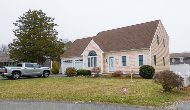 Enjoy Cape Cod in a Charming 3-BR house in pleasant East Falmouth