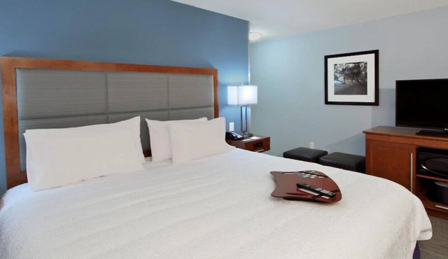 Enjoy Chic Relaxation in Your Stunning Room