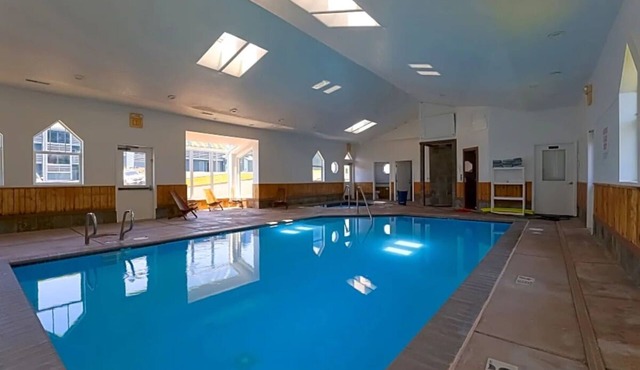 Enjoy Coastal Comfort in Family-Friendly Room by Nye Beach – 250 Ft Away