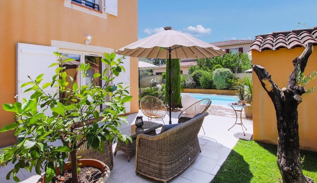 Enjoy comfort, good facilities and space in this beautiful vacation home with swimming pool. in Morières-lès-Avignon