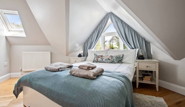 Enjoy cosy comforts and local pub and restaurant discounts in the heart of Brockenhurst