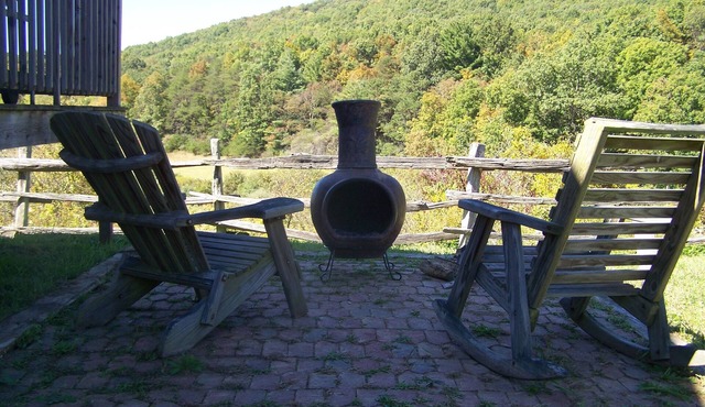 Enjoy country life on a beautiful mountain horse farm setting