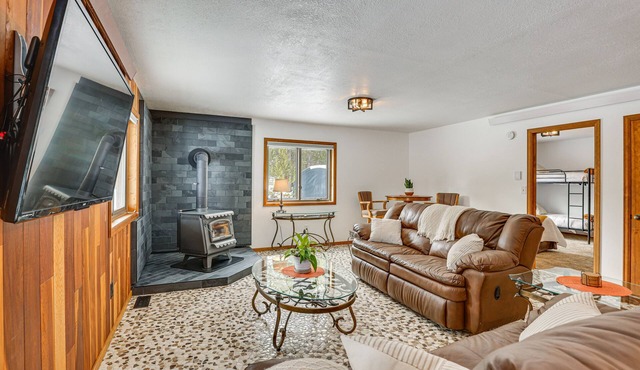 Enjoy Deck + Mtn Views: Grand Lake Retreat!