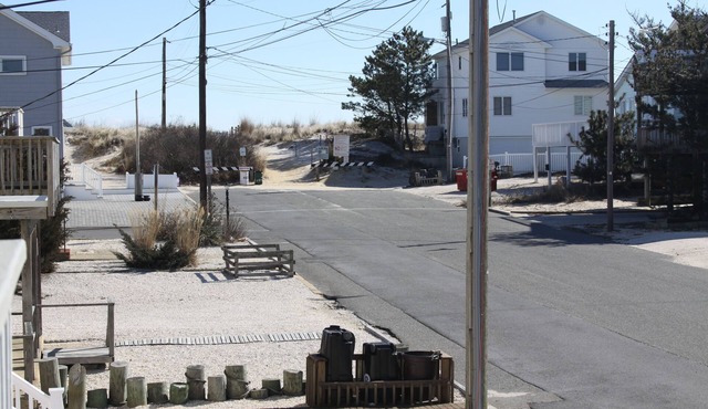 Enjoy Family Memories - Great Outdoor Decks And Backyard; A Few Houses To Beach