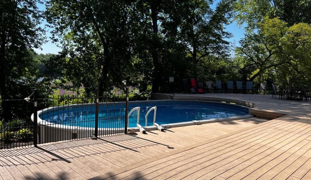 Enjoy Florida in Illinois; House on Island with Pool
