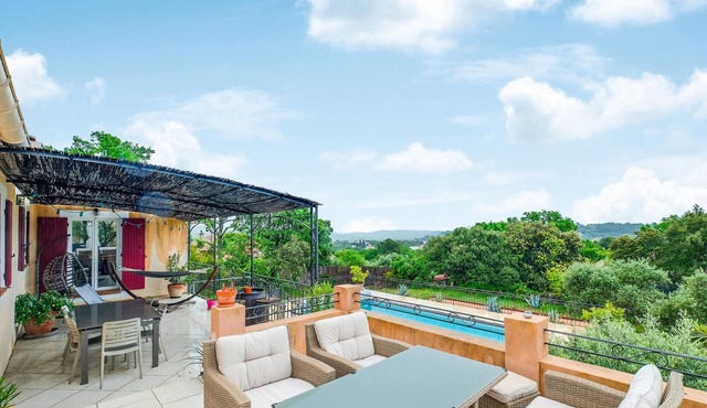 Enjoy an enchanting holiday in a picturesque village in Provence.