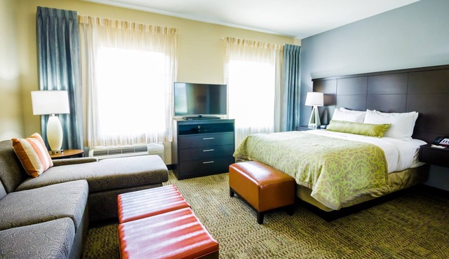 Enjoy Free Breakfast, Free Wi-Fi, and an Outdoor Pool
