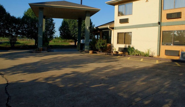 Enjoy Free Breakfast at Charming Inn in Van Buren | 2 Affordable Rooms