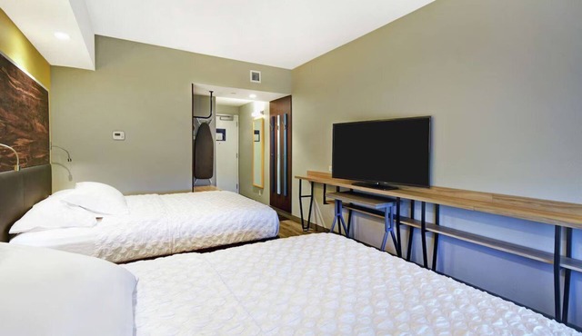 Enjoy Free Hot Breakfast & Pet-Friendly Rooms next to the Airport - 3 Units