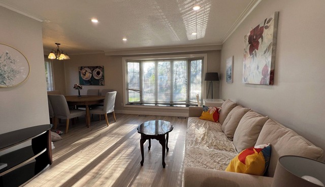 Enjoy Free parking three-bedroom Bunglaw house!