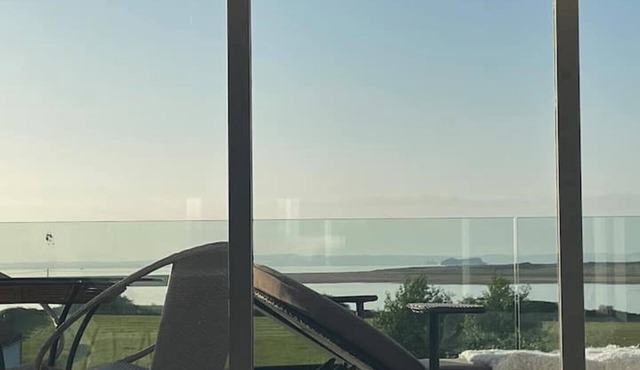 Enjoy golf & beaches in Luxury Home with Hot Tub & Sea view, near North Berwick