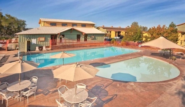 Enjoy Golf & the Sierra Nevada Beauty in this 2BD resort condo