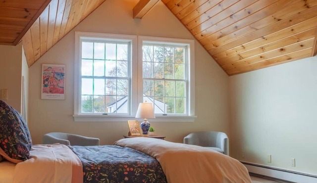Enjoy great views and a short walk to downtown Damariscotta: Sea Breeze Suite