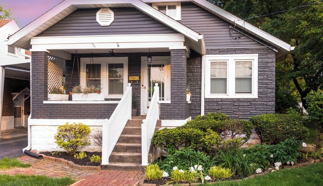 Enjoy Holidays with Family at Cozy Designer Cottage! Quiet Neighborhood, Central