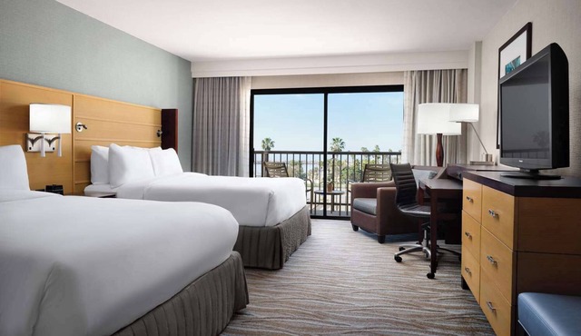 Enjoy Homey Comfort! Pet-Friendly Stay Close to Hermosa Beach Pier