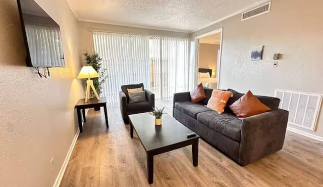 Enjoy Houston’s Bay Area in a Chic, Cozy Hideaway!